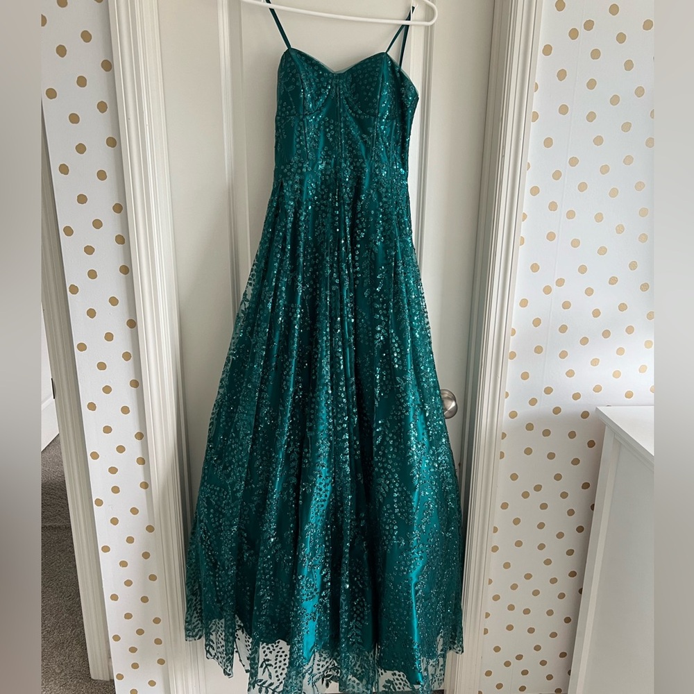 beautiful strapless emerald green sparkly prom dress
